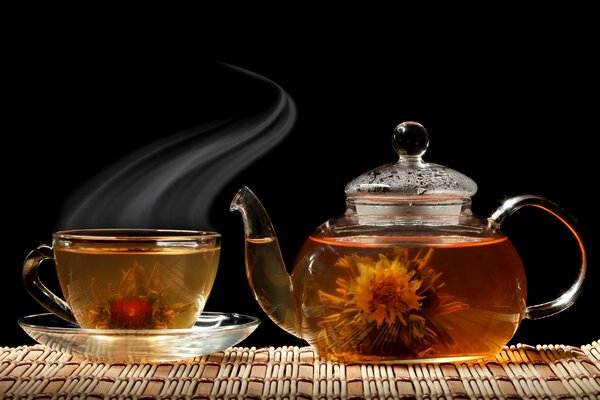 Tetera de té con flor