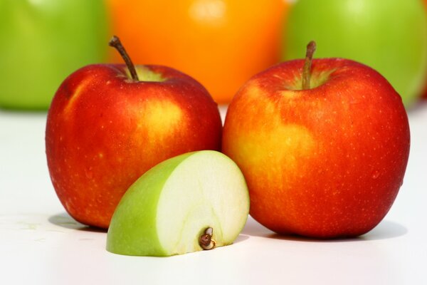 Leuchtend rote Früchte auf dem Tisch
