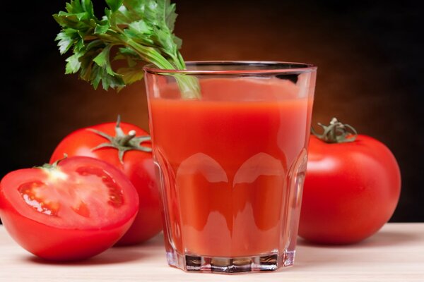 Glasbecher mit Tomatensaft