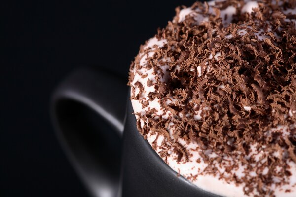 Tazza di cappuccino caldo al cioccolato
