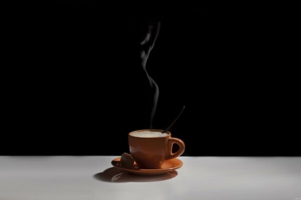 Caffè fumante e silhouette di una ragazza