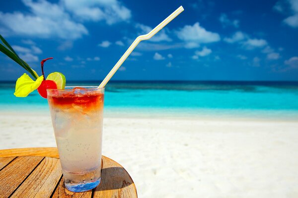 Bicchiere di cocktail sul tavolo vicino al mare