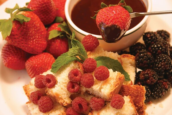 Pan di Spagna e bacche con salsa al cioccolato