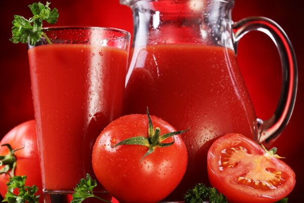 Roter Tomatensaft in Karaffen