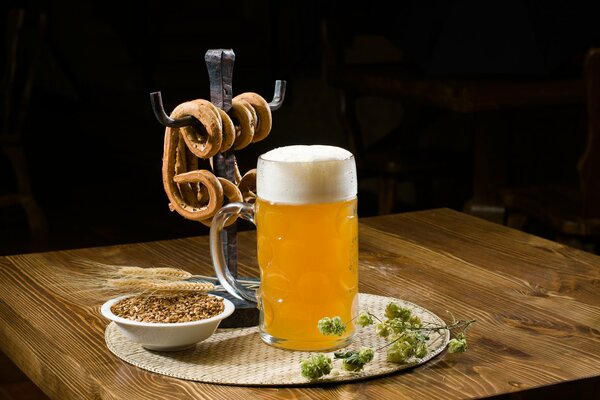 Ein Becher helles Restaurantbier