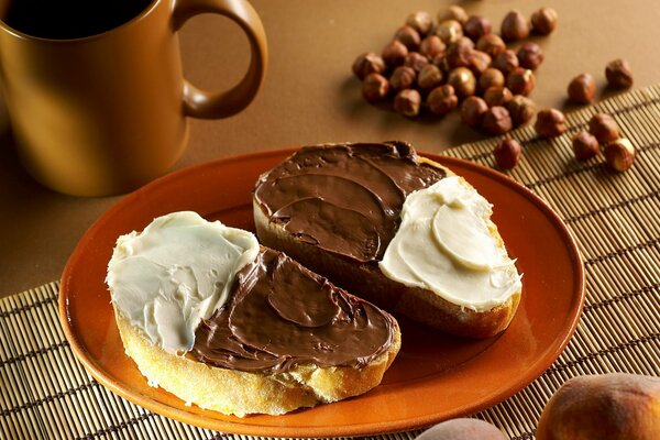 Desayuno de pan, chocolate y pasta de nueces