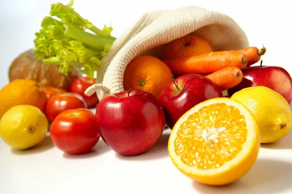 Frutta e verdura Mature sul tavolo