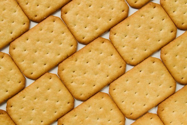 Un sacco di cracker salati sul tavolo