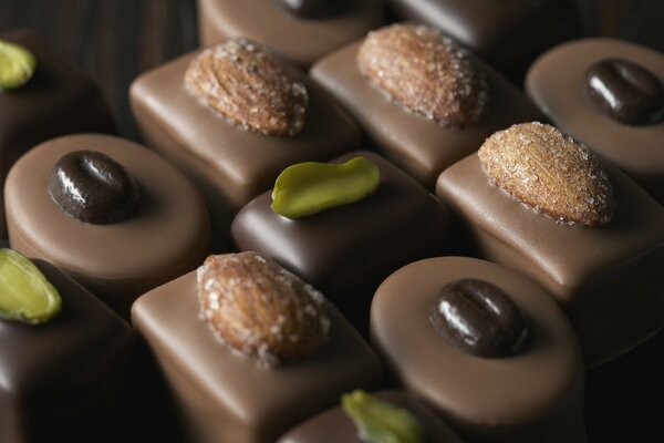 Deliziose caramelle al cioccolato decorate con noci