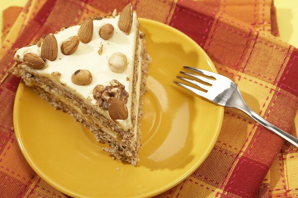 Ein Stück Kuchen in einem gelben Teller