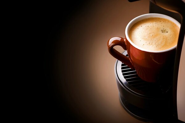 Screensaver sul desktop con una tazza di caffè con schiuma