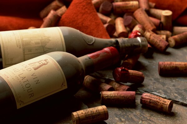 Bouteilles de vin sur la table sur fond de bouchons