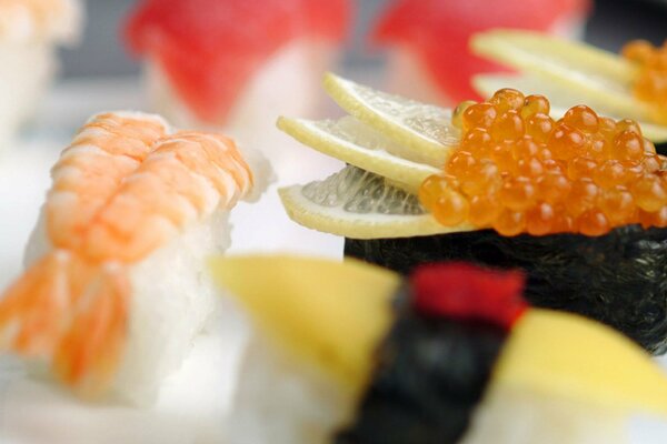Sushi aux crevettes, caviar et citron