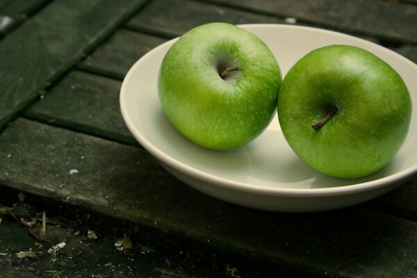 Plato de dos manzanas verdes