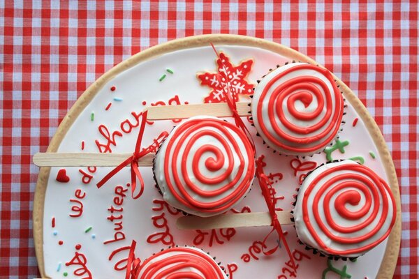Bonbons de Noël avec motif en spirale rouge vif