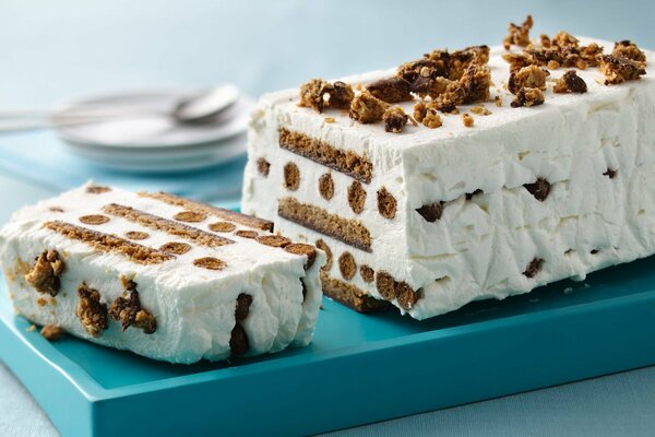 Pastel de helado con galletas de chocolate y nueces