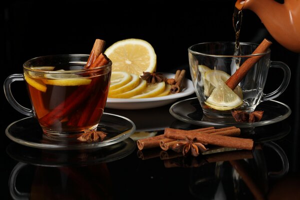 Чашка чая с корицей и лимоном