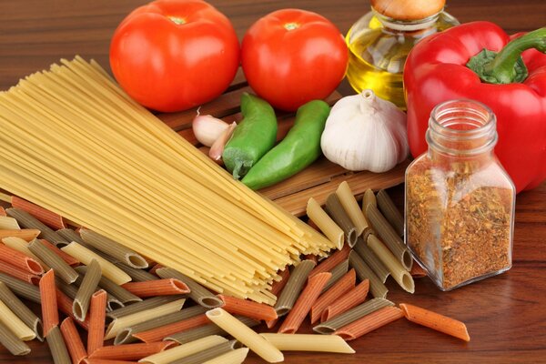 Bodegón de fideos multicolores con ajo y pimienta