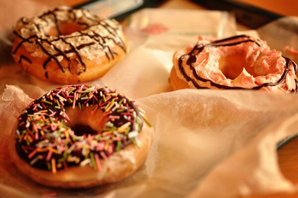 Verschiedene Donuts mit Schokolade und Krümel