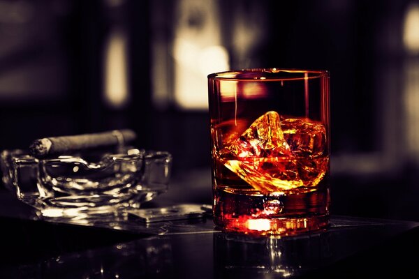 Na stole kieliszek whisky z lodem