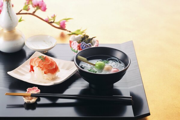 Nourriture japonaise sur un plateau de service