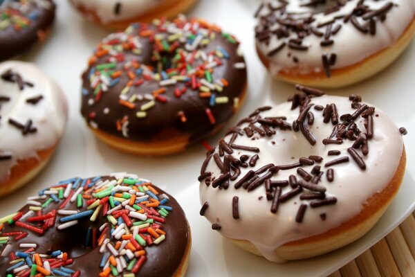 Donuts in Zuckerguss mit Süßigkeiten