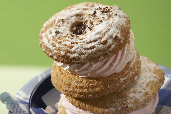Dessert in the form of cookies layered with marshmallows