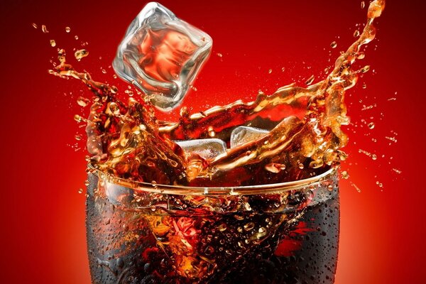 Glas Coca-Cola mit Eiswürfeln