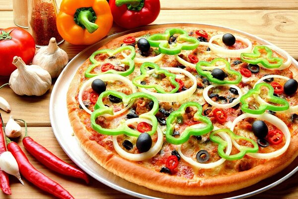 Cibo delizioso pizza. Pizza pomodoro peperoncino olive cipolle peperoni olive