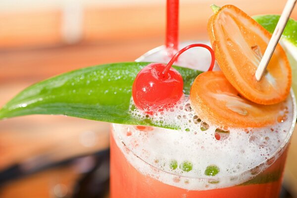 Cocktail de fruits dans un verre
