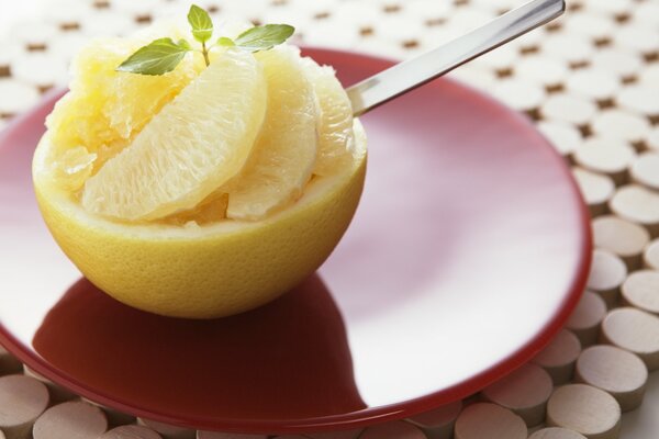 Dessert aus Grapefruitscheiben auf einem roten Teller
