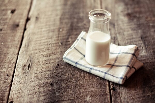 Botella de leche en la mesa