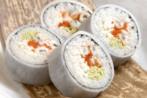 Deliciosos rollos de caviar rojo