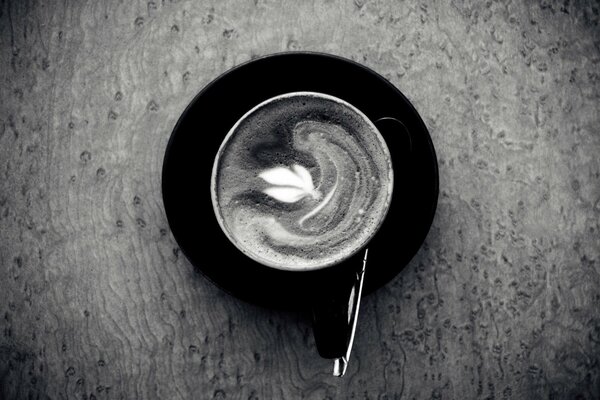 Schwarze weiße Tapete mit Kaffee