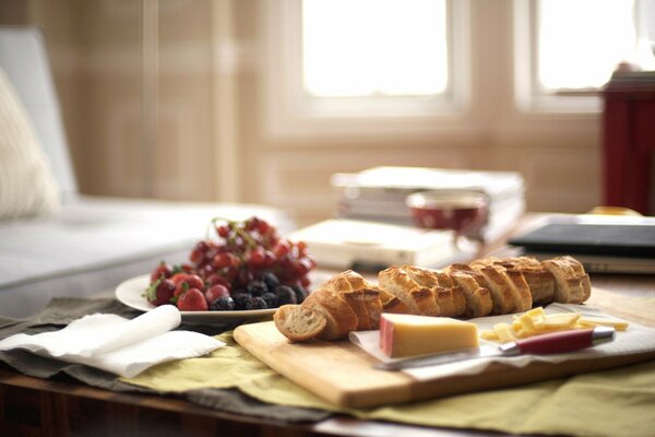 Mesa de Desayuno típica: pan francés, queso, fruta