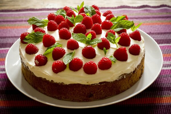 Gâteau éponge décoré de framboises