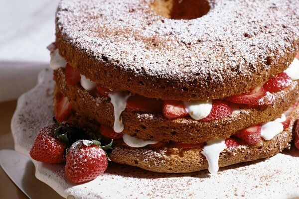 Deliziosa torta con fragole e zucchero a velo