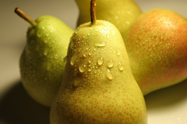 Poire juteuse en gouttes