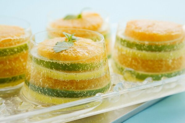 Bellissimo dessert alla frutta con agrumi