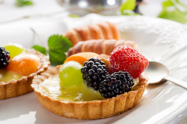 Piatti di torta con frutta