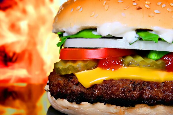 Przepyszny burger z kotletem i warzywami