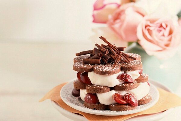 Dolce cremoso delicato con ciliegie e cioccolato su uno sfondo di fiori