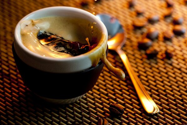 Caffè arabo aromatico con schiuma
