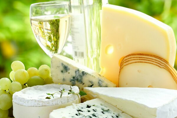 Différents fromages et vin dans des verres à vin
