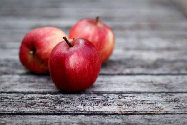 Rote Äpfel auf einer grauen Tafel