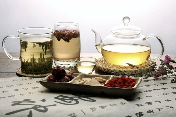 Thé vert dans une infusion et des verres