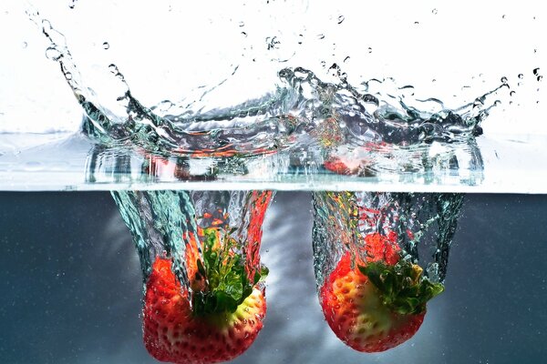 Tomber dans l eau des fraises mûres