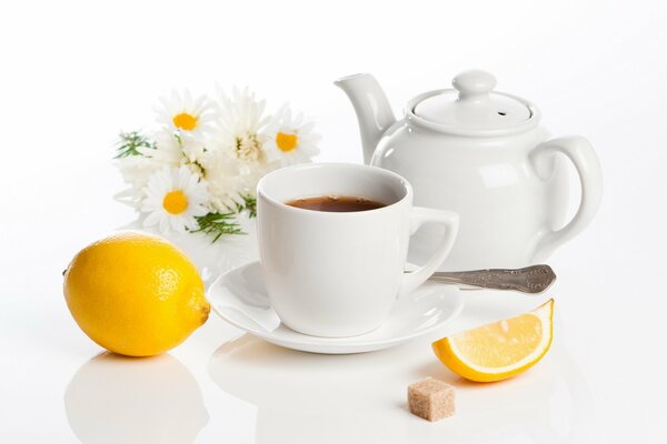 Tè sano alla camomilla al limone