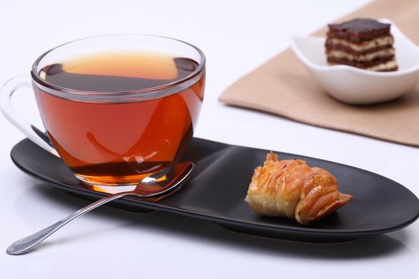 Tazza di tè profumato con allegato e fetta di krupsan