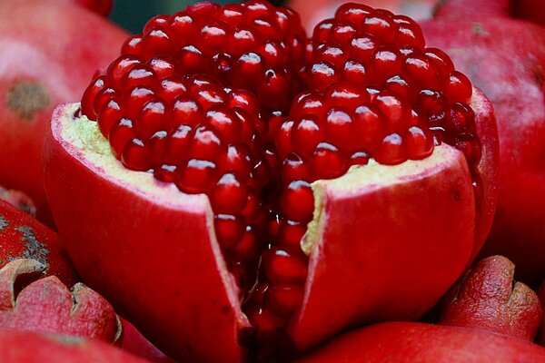Offener roter Granatapfel in der Schale